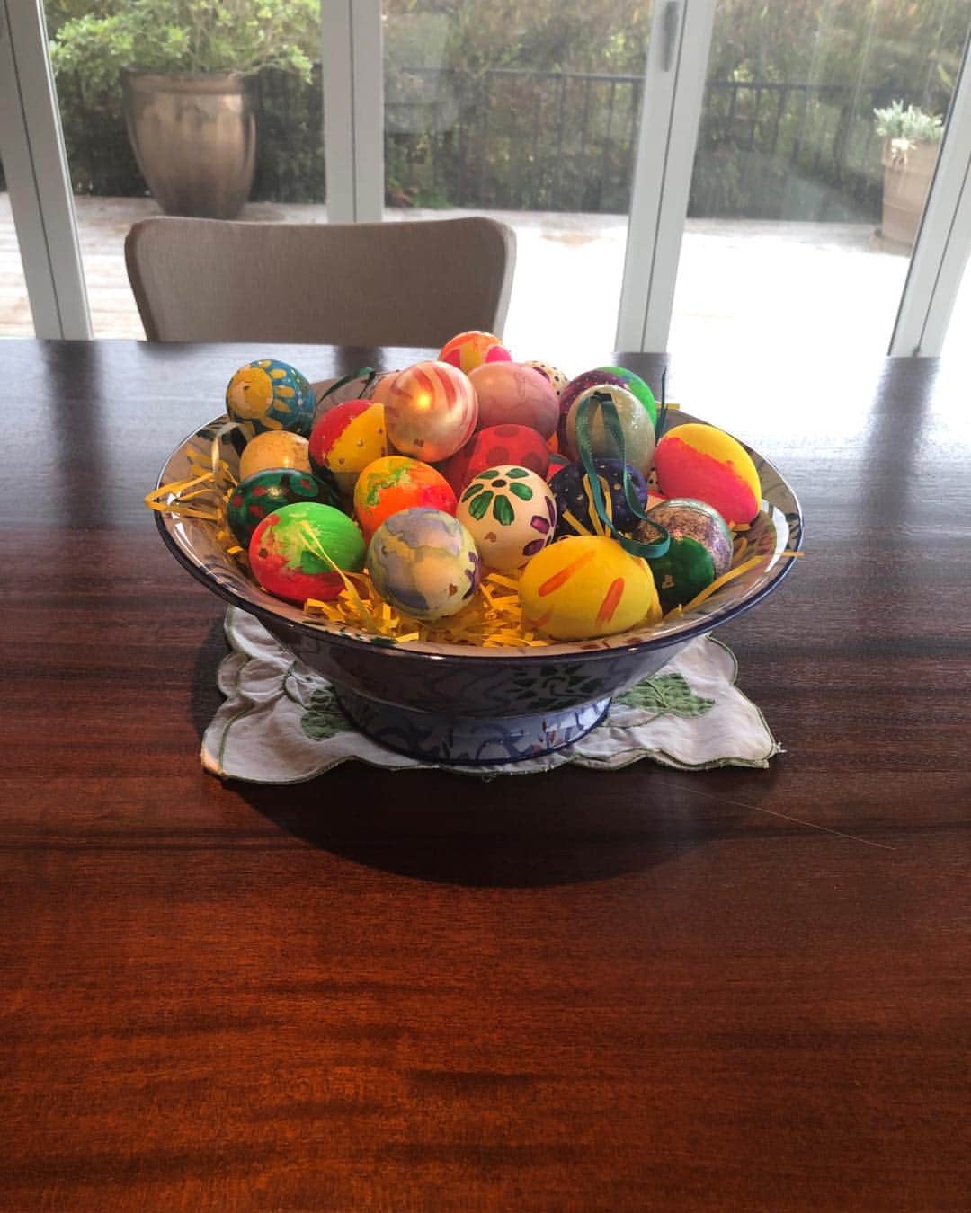 メアリー・マクドネルのインスタグラム：「Because so many of you have asked. We painted these blown eggs 20-25 years ago. We were renting a little house (the house that mikemellmusic_ was born in) Our wonderful landlord Lila brought us cartons of blown eggs. We painted them with dearest friends Gary Marano, Wendy McKenna and Chris Jorie. Each year I put them out then tuck them away! See ,some things haven’t changed! Love you💛💜💚💐」