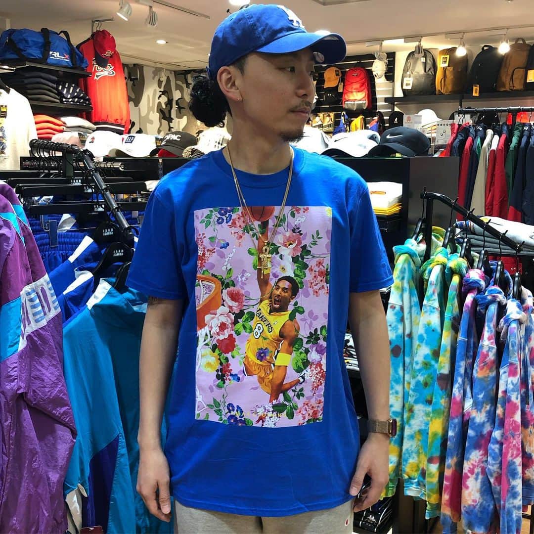 のインスタグラム：「👑R MAX CLOTHING👑 . . 惜しくも不慮の事故で亡くなった、 "KOBE BRYANT"を追悼するS/S TEEが入荷しました‼️‼️ . カラー豊富に、 デザインもこれからの季節にバッチリなS/S TEEとなっております🌴💐🌺 . . #rmax #rmaxclothing #growaround #growaroundbayside #growaroundyokohama #growaroundnewarrivals」