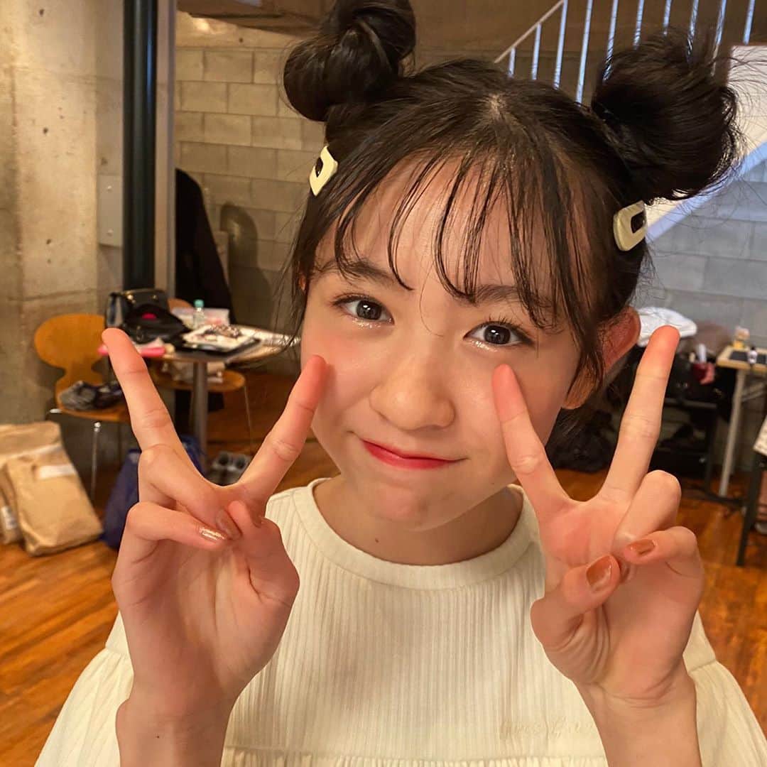 ニコ☆プチのインスタグラム：「✌️⭐️✌️⭐️✌️﻿ ﻿ ﻿ ピィス✌️﻿ ピィィス✌️﻿ ピィィィス✌️﻿ ピィィィィス✌️﻿ ﻿ #ニコプチ　#プチモ　#ピース　#✌️﻿ #入江美沙希　#美月　#犬飼恋彩　#松本麗世 #4月号おふしょ　#✌️✌️✌️」