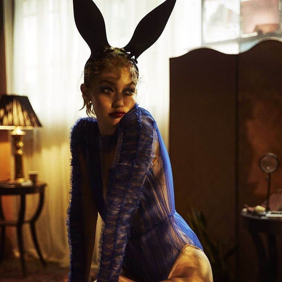 ジジ・ハディッドさんのインスタグラム写真 - (ジジ・ハディッドInstagram)「Back to 2018 when @kegrand @mikaeljansson predicted a very quarantined Easter for @thelovemagazine 🐰💛☕️🥡」4月13日 7時09分 - gigihadid