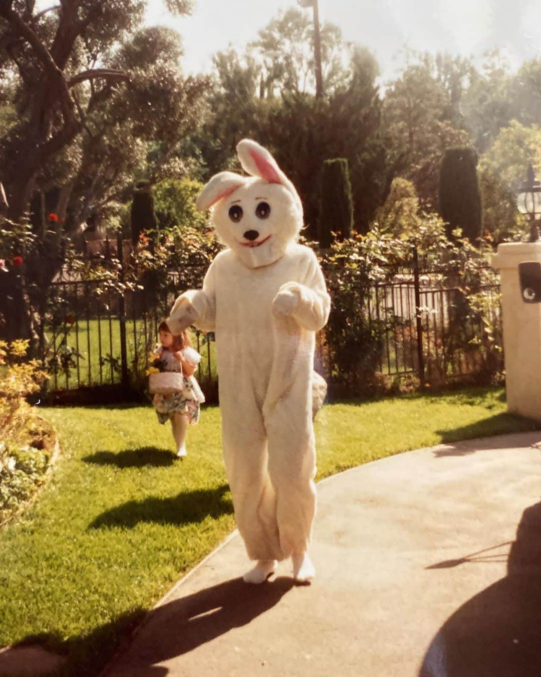 ブリアナ・エヴィガンさんのインスタグラム写真 - (ブリアナ・エヴィガンInstagram)「Hehehe wow... thanks for these mom. My family 30 years ago! Happy Easter!!!」4月13日 7時17分 - brianaevigan