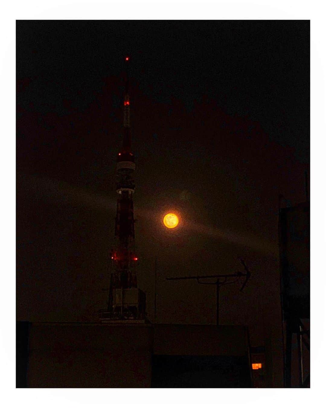 𝐑𝐄𝐀𝐓𝐌𝐎のインスタグラム：「Fullmoon on April 8th, 2020 🌕🙏 満月を引き立てるように東京タワーが消灯してるのも粋 #StayHome #fullmoon #luna #tokyotower #supermoon #満月」