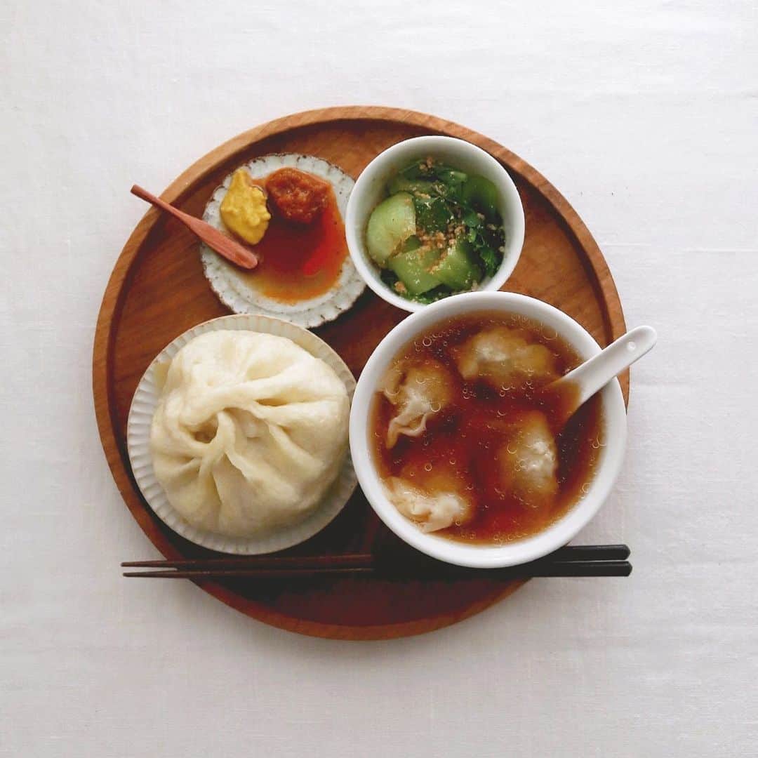 樋口正樹さんのインスタグラム写真 - (樋口正樹Instagram)「Today's breakfast . 朝の豚まんセット。 酢醤油＆ラー油に、 カラシとラブパク、 ワンタンスープと 青梗菜の胡麻和え。 . . #朝まん #豚まん #朝ごはん #ワンタンスープ  #ラブパク#porkbuns #nikuman #breakfast」4月13日 7時48分 - higuccini