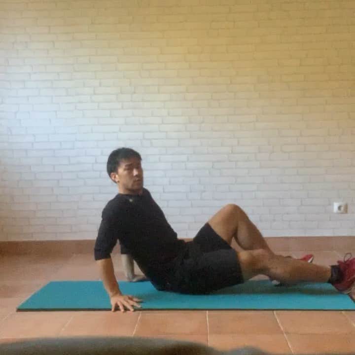 岡崎慎司のインスタグラム：「Training video day 20 久しぶりに昨日は僕もトレーニングをやる気にならない日でした。 けど、そんな日は無理はしないようにしてます。ただ無理はしないけど、ベタ休みはしないようにしてます。その日のベストの少し上を行くように心がけてます。誰かの為にじゃなく、自分の為にやってるからこそ、自分が負けそうになった時、一回でも多く、１分でも長くやるのが僕の自分の限界の超え方です！それだけでその日の気持ち全然違いますよ。😊💪 3. 内転筋補強 横寝て、上にある脚の膝を軽く曲げて身体の前に、下の脚を身体のラインに合わせて真っ直ぐに置く。下の脚の足首を90度に、膝も伸びた状態を保ったまま、できる限り高く上に上げる。その際に上半身は動かさないこと。 4. 縦ランジ（クロス） 腰をねじりながら前方にステップする。うステップした脚の膝がつま先よりも前に出ないようにする。後ろの脚の腸腰筋が張るくらいストライドを広げること。身体を持ち上げるときには前方にある脚と上半身を同時に動かして移動すること。 5. うつ伏せで脚上げ うつ伏せに寝た状態から、片脚を上げる。上げる脚は膝を伸ばし、足首を90度に保つ。上げる際には、つま先が真っ直ぐになるように（ガニ股にならないように） #杉本メソッド #自分との戦いを楽しもう #調子が悪いなりにベストを尽くす」