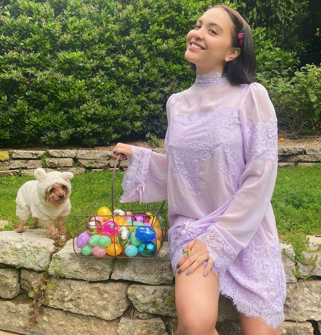 ステラ・ハジェンズのインスタグラム：「happy Easter lovies 💛 even though these are uncertain scary times & i’m going a tad stir crazy being at home all the time, i’m still so grateful for all the blessing God has given me 💛 don’t forget to focus on the positives than the negatives & remember this is only temporary xx」