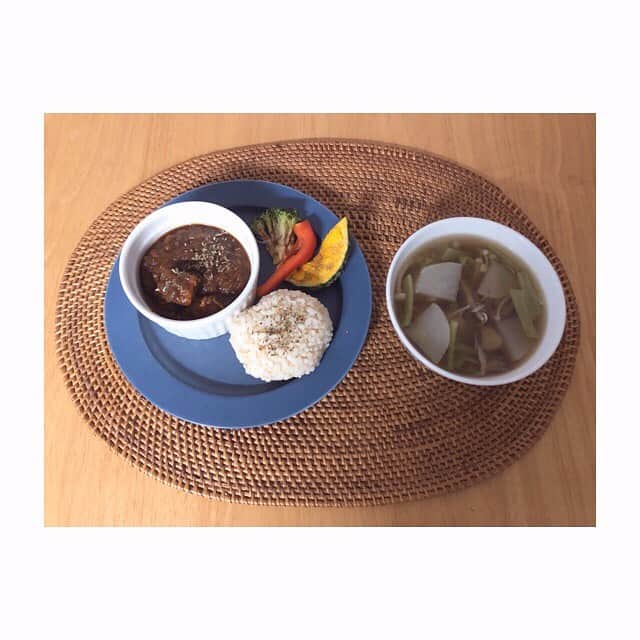 みのり(26)＠東京 ダイエットのインスタグラム：「朝ごはん . . #ボルシチ 玄米ごはん 彩り野菜 大根ときのこのコンソメスープ . . 昨日の残りものの #ハッシュドビーフ ♡ . どっちだろう？ 隠し味は、"醤油"です😳 . かなり煮込まれてて茶色いの(*´o`*) . . 醤油の魔神の出番だ～！ . この料理を完成させるには、 最後に醤油で仕上げる～！ . 格段においしくなること、間違いなし！！ . 醤油は魔法の調味料～！ . . #ドリームマッチ2020 #醤油の魔神 . . ◉ライザップ公認の紹介アンバサダーです。 〜紹介特典で、お安く入会できます〜 . ▶︎全国どの店舗でもOK ▷２週間のトライアルコースもあります(^_^)/ ▶︎カウンセリング予約前にご連絡ください . ◎入会やカウンセリングをお考えの方、 ご質問なども、DM✉️ください。 . ★トレーニング見学もできます★ . 📺RIZAP TVCM出演 🏅RIZAP BMG ファイナリスト2017.2018 . #rizap #ライザップ . #ダイエット #diet #レコーディングダイエット #ダイエッター #公開ダイエット  #朝ごはん #morning #糖質オフ #食べて痩せる #おうちごはん #食べる #糖質制限 #低糖質ダイエット #和食 #クッキングラム #自炊女子 #腸内環境 #食事管理 #栄養 #fitmeal #oneplate #cleanmeals  #lowglycemic #朝カレー」