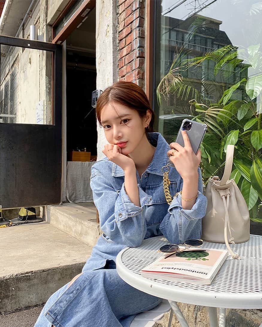 Chuuさんのインスタグラム写真 - (ChuuInstagram)「츄멤님들한테 넘 사랑받고 있는 데님롱원피스😎✨ 츄직원들도 허리라인 잘 잡아주규 핏이 예쁘다고 요새 많이 입고다니더라구유!✨」4月13日 8時17分 - chuu_official