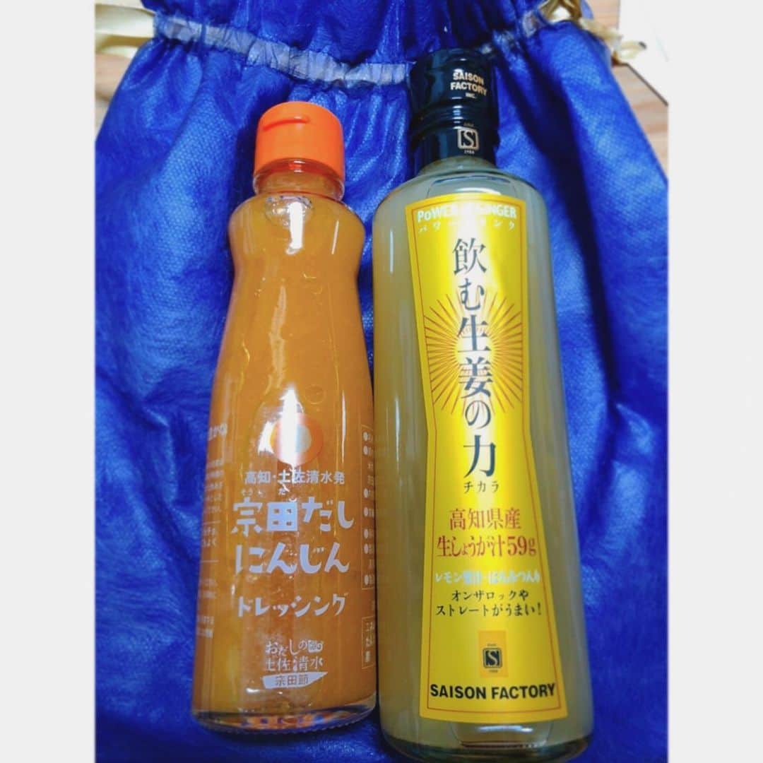 馬渕史香のインスタグラム：「だいぶ時間が経ってまったんやけど、amazonのリストからホワイトデーが届きました！ どっちも大好きなやつ😍 . いつもありがとうございます🙇‍♀️ . #あしざわ家 #宗田だし  #宗田だしにんじんドレッシング  #saisonfactory  #セゾンファクトリー  #飲む生姜の力」