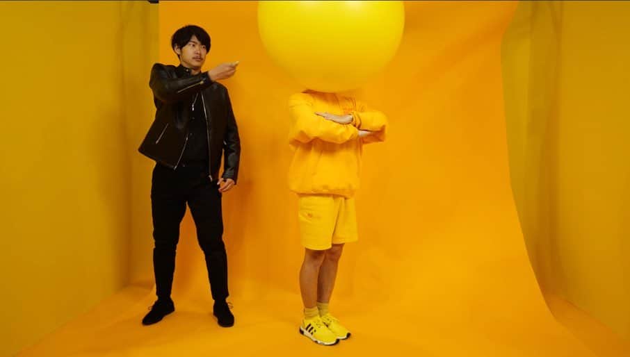 すしらーめん《りく》のインスタグラム：「0.1秒だけ黄色のスーパーヒーローに変身する漢  #youtuber #hero #balloon」