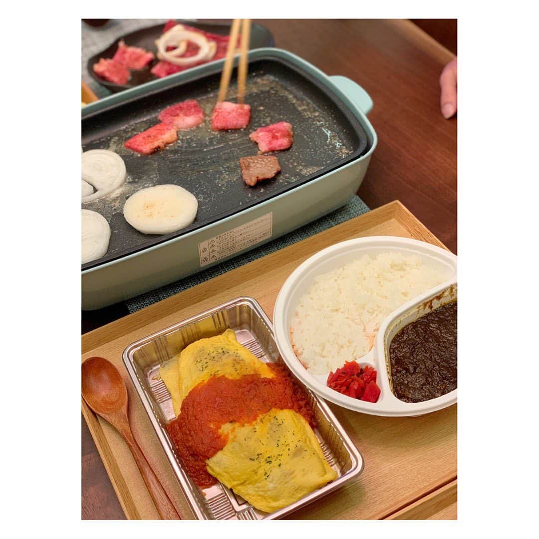 透水さらさのインスタグラム：「私が世界一大好きな焼肉屋さん﻿ ﻿ 焼肉ジャンボ🥩﻿ ﻿ ﻿ 現役時代から本当に本当にお世話になっております🙇‍♀️💕﻿ ﻿ 公演中に焼肉ジャンボに行く日はいつもより激しく踊って、ご飯を食べないようにしていた記憶が😂﻿ ﻿ ﻿ そんなジャンボさん、本郷店もテイクアウトがはじまりました🙌🙌🙌﻿ ﻿ ﻿ さっそく、サイドメニューと焼肉を注文しました🤤🍛﻿ ﻿ おうちジャンボ🥩﻿ ﻿ 今度は8人前注文しよう😎﻿ #焼肉ジャンボ #本郷店 #テイクアウト #サイドメニューも #おうちジャンボ #美味しすぎて#感動 #野原焼き頼み忘れた」