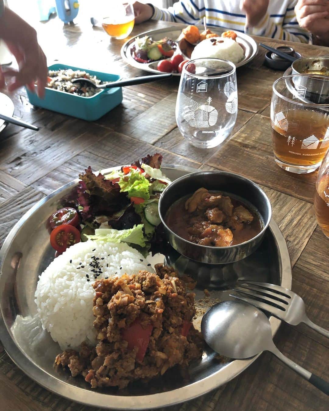 にぎりっ娘。のインスタグラム：「* 旦那作の#スパイスカレー🍛 キーマカレーとチキンカレーの2種類。 ・ スパイスカレーにハマってる旦那さん。 自分で作ると簡単だし辛さも調整できるのでオススメ❤️ ・ ・ #スパイス #スパイスカレー #旦那飯 #うちで過ごそう  #stayhome and cook #withme」