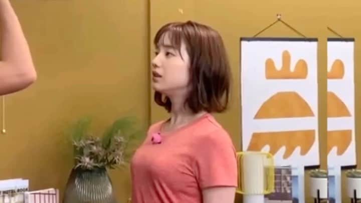 弘中綾香　ファンアカウントのインスタグラム：「「弘中美活部」 美Bodyトレーニング 姿勢 ・ 美ボディになるためには姿勢は大事☝️ 姿勢だけでスタイルもよく見える😙 ・ #弘中綾香 #弘中ちゃん #弘中アナ #林美桜 #弘中美活部 #弘中部長 #お願いランキング #美ボディ #安井友梨 #kawaii #kawaiigirl  #姿勢 #根性の女子アナ #弘中エクササイズ」