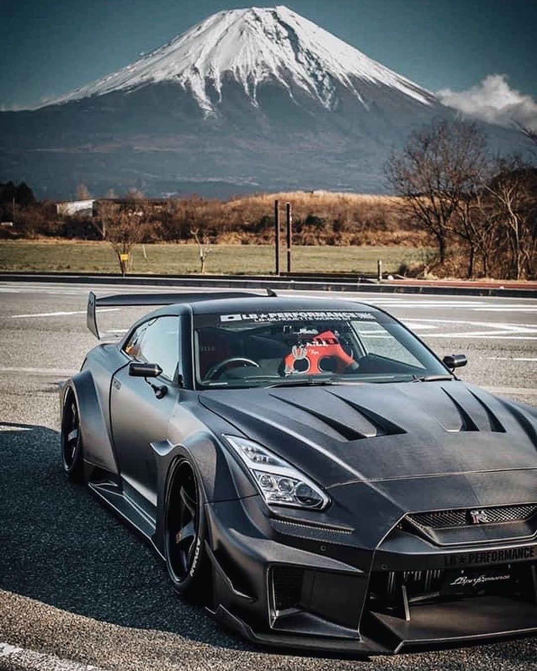 CARLiFESTYLEさんのインスタグラム写真 - (CARLiFESTYLEInstagram)「Liberty Walk GTR. Hot or Not? Check out @aerosunzusa for more! #carlifestyle #libertywalk #gtr」4月13日 8時36分 - carlifestyle