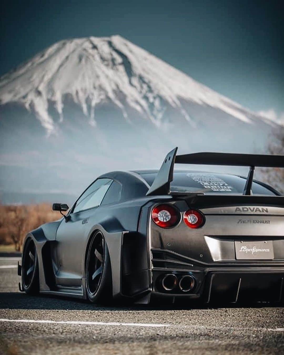 CARLiFESTYLEさんのインスタグラム写真 - (CARLiFESTYLEInstagram)「Liberty Walk GTR. Hot or Not? Check out @aerosunzusa for more! #carlifestyle #libertywalk #gtr」4月13日 8時36分 - carlifestyle