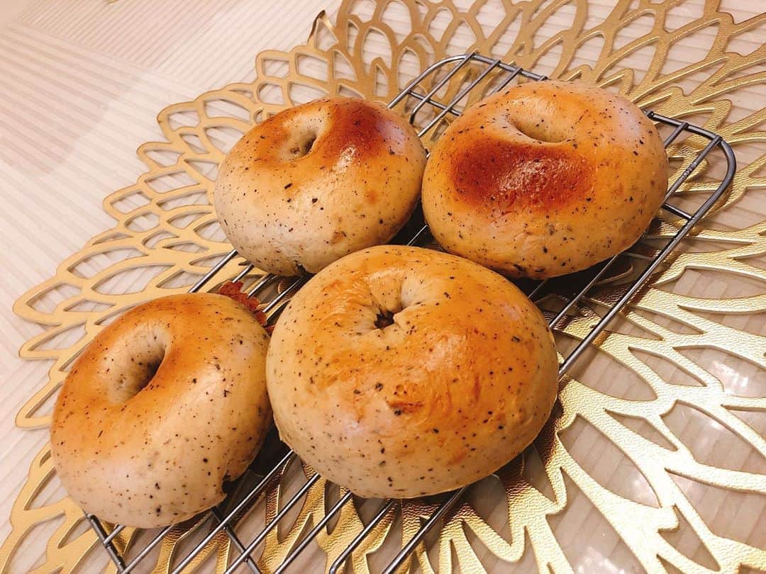 のインスタグラム：「朝食にベーグルはいかが？☺️❤️ 紅茶ベーグル作ってみたけどなかなかいい感じ😍 でも米粉のがやっぱモチっとするね🥐  #米粉　#ベーグル　#パン作り　#自粛　#料理教室　#紅茶パン　#パン」