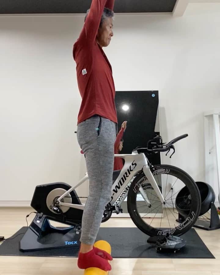 のインスタグラム：「#日課 としている #スイミング 能力保存として、スイマーからアドバイスで続けている #ストレッチポール に立ちストリームラインキープ。 後ろ荷重、反り腰、肩の引っかかり感、実際スイムでも気をつけるべきことが、これでも明確に出る。 #インドア が多くなり自分自身と向き合い、見直すことも増えて悪いことばかりでもない。 なによりこれをやると足裏が青竹踏み効果で気持ち良い。 #コナチャレ #トライアスロン #日日是好日 #エンデュアライフ」