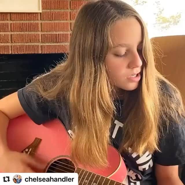 メアリー・マコーマックのインスタグラム：「#Repost @chelseahandler  Rosie’s proud Aunt Chelsea posted Rose’s #SundaySoundsWithRosie. Her tribute to the best of the best, @john_prine  This is our Rosie, daughter of my Yaya @marycmccormack. She is wildly talented and she has a voice that will put a smile on anyone’s face who needs one. Hope you enjoy some #SundaySoundsWithRosie. The song is “Angel From Montgomery” by the great @john_prine who we just lost🍊」