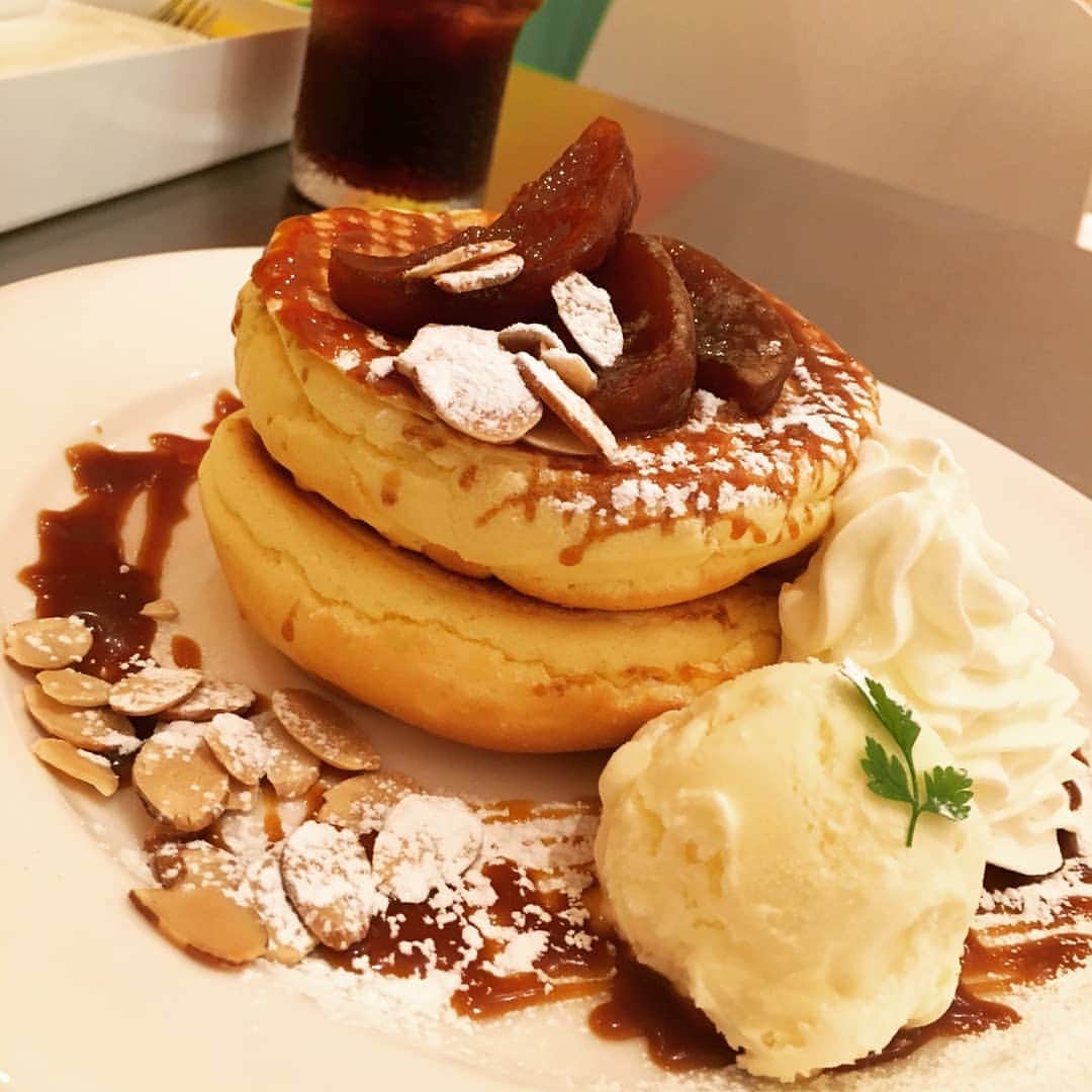 のインスタグラム：「焼きリンゴとキャラメルのパンケーキ🍎 またまた過去写真！！ ふわふわパンケーキに甘い焼きリンゴ❤️ 美味(*≧∀≦*) 大好きなレインボーパンケーキ✨ 早くまた行けるようになると良いなぁ( ；∀；) レインボーパンケーキにて♪ #パンケーキ#レインボーパンケーキ#焼きリンゴ#スイーツ#カフェ#池袋#過去pic」