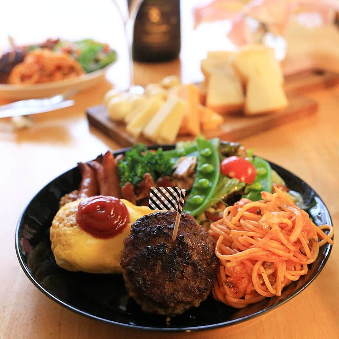 く～さんのインスタグラム写真 - (く～Instagram)「おはようございます🌧️ 贅沢ショートケーキで自宅カフェ気分。  昨日は、私の誕生日でして。 いつもは外でお祝いですが、今年は家でささやかに。昨日は大人様ランチ的なものを作って大満足。そしてヴィンテージシャンパーニュを飲むのでした(4・5枚目)😋 . . . 赤は大好きな色。元気が出ます。家でも明るくなれる事を考えよう🍓🍅🍎 #おうち時間 #おうち喫茶 #おうちカフェ #ショートケーキ #いちごスイーツ #いちご #コーヒー #珈琲 #ケーキ #北欧食器 #teema #isokukka #arabia #🍓 #cake #dessert #coffee #sweets #sweetooth #delicious #yummyphoto #igersjp #tokyocameraclub #stayhome」4月13日 9時09分 - cafecafecoo