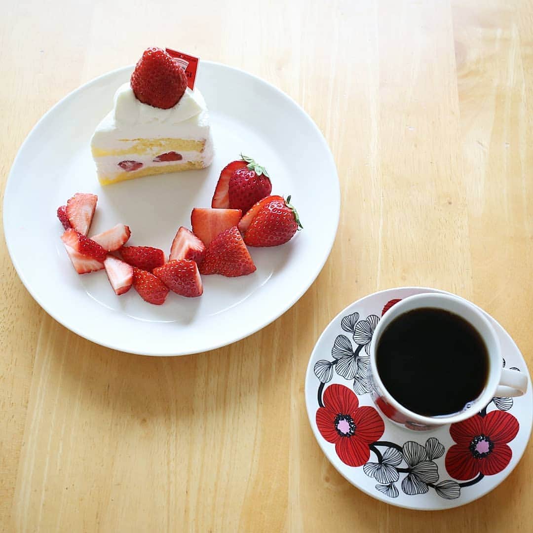 く～のインスタグラム：「おはようございます🌧️ 贅沢ショートケーキで自宅カフェ気分。  昨日は、私の誕生日でして。 いつもは外でお祝いですが、今年は家でささやかに。昨日は大人様ランチ的なものを作って大満足。そしてヴィンテージシャンパーニュを飲むのでした(4・5枚目)😋 . . . 赤は大好きな色。元気が出ます。家でも明るくなれる事を考えよう🍓🍅🍎 #おうち時間 #おうち喫茶 #おうちカフェ #ショートケーキ #いちごスイーツ #いちご #コーヒー #珈琲 #ケーキ #北欧食器 #teema #isokukka #arabia #🍓 #cake #dessert #coffee #sweets #sweetooth #delicious #yummyphoto #igersjp #tokyocameraclub #stayhome」