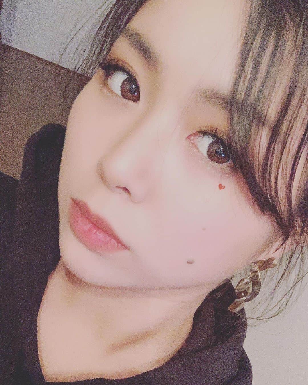 のインスタグラム：「おはよう！  #おうち時間  皆様何して過ごしてますか？？ 私は掃除して衣替えして、 着なくなった服をどうしようか迷い中です。。。笑  インドア派だから全然大丈夫だけど やっぱりやる事尽きて、流せる前髪つくってみた！🥰 あとは外に出ないけどお化粧したり YouTubeみながら踊ったりしてる😂」