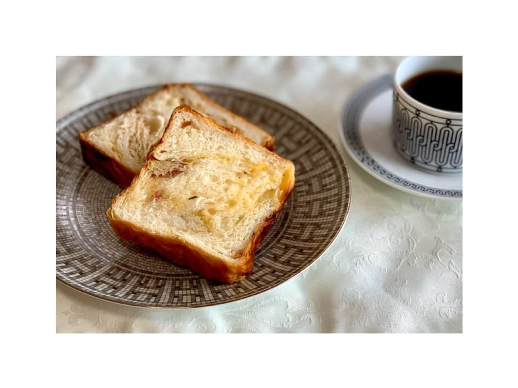 川村亜紀さんのインスタグラム写真 - (川村亜紀Instagram)「美味しいもの日記。 先日頂いたグランマーブルさんのマーブルデニッシュ。 ショコラ・ショコラ&メープルキャラメルと チーズ&ベーコンの2種類いただきました。 少し温めていただくと美味しさ倍増でした。 私は普段からパン類はあまりいただく習慣が無いのですが、グランマーブルさんのデニッシュは美味しくて食べ過ぎてしまいます。 たまには良いよねと自分に言い聞かしています笑 美味しいものは幸せを運びますよね。 槇ちゃんありがとう💕 #grandmarble #grandmarblekyoto #marbledanish #sotasty #deliciouskyoto #deliciousishappiness  #グランマーブル #グランマーブル祇園 #マーブルデニッシュ  #美味しくて幸せ #1斤食べれちゃう  #甘いもの欲 が #戻ってきたかも  #ごちそうさまでした  #美味しいもの日記」4月13日 9時25分 - _aki1015_