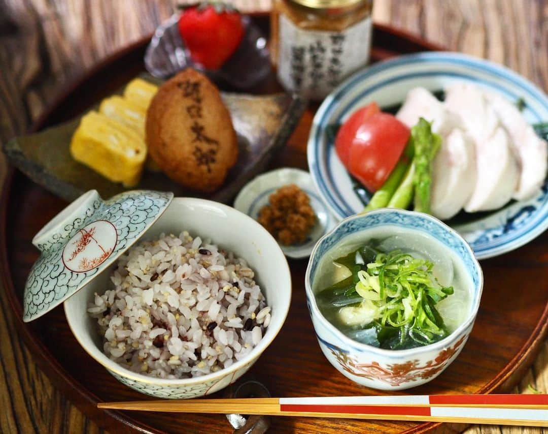 まこ/makoさんのインスタグラム写真 - (まこ/makoInstagram)「. 平日はなかなか朝ごはんを食べない日が最近は多かったですが、 今日は　野口太郎　（　@taronoguchi ）さんところの、トリュフ入りさつまあげと山わさびがあるので、なんてこたないわたくしの朝ごはんなのに、 最高の週明けになりました。 蒸し鶏に山わさび醤油漬けをつけて食べました。ただの蒸し鶏ですが、大変美味になりました。 お天気は悪いですが、今日も一日頑張りましょう。 . . . . . . . . . . . ◆雑穀米 ◆新玉葱とわかめのお味噌 ◆卵焼きとトリュフ入りのさつまあげ ◆低温調理の蒸し鶏と山わさびの醤油漬け ◆いちこ . . . . . . . ・ ・  #ワンプレート#おうちごはん#おうちカフェ#ワンプレート朝ごはん#カラフルワンプレート#朝ご飯#朝ごはん#和んプレート#ワンプレートごはん#器#あさごはん#먹스타그램#음스타그램#misosoup #breakfast#foodporn#IGersJP#onthetable#japanesebreakfast#washoku#山崎裕理 #平岡仁　#高田志保  #吉田崇昭 #野口太郎」4月13日 9時24分 - ma_ko11