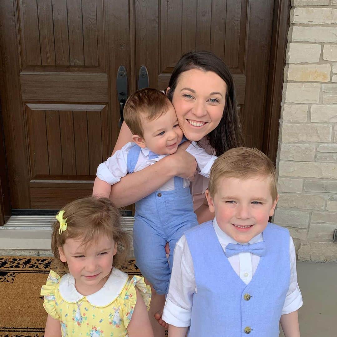 ブラッド・グザンのインスタグラム：「Hope everyone had a nice Easter 🐣 We certainly missed seeing family but had a great day! 🙌 🐰」