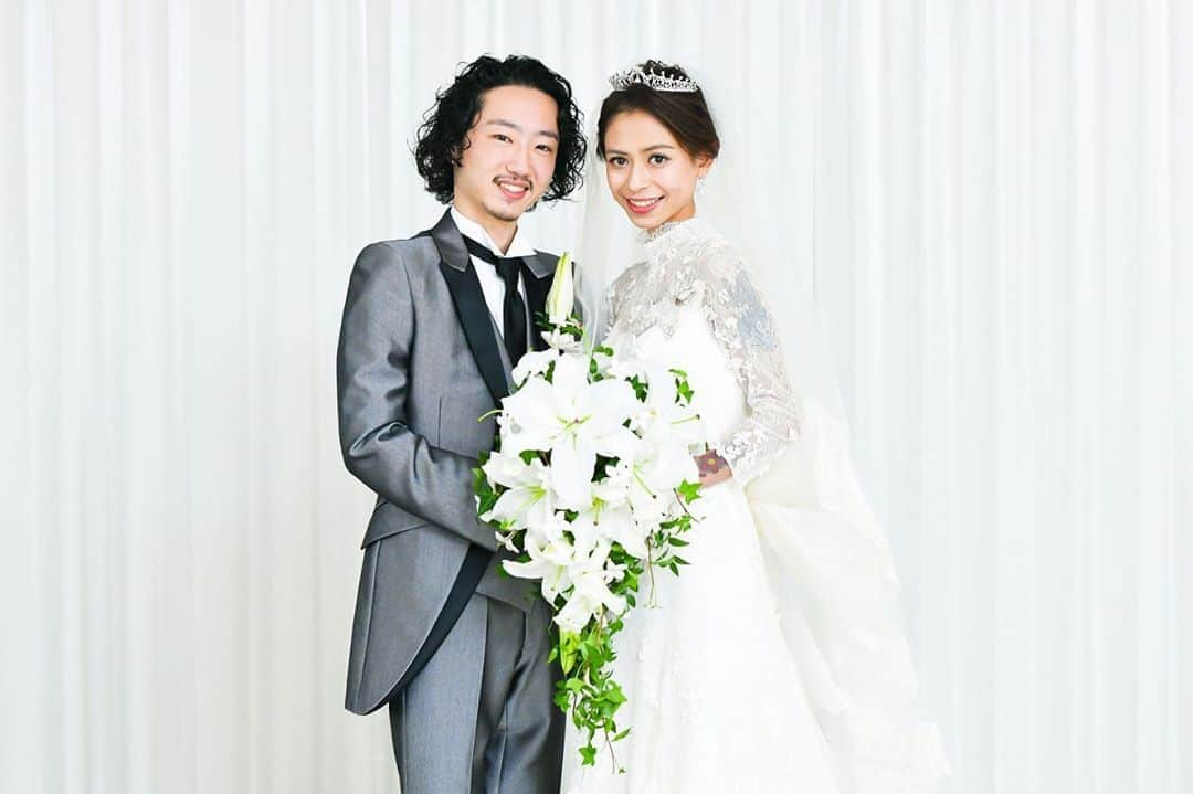 間宮梨花さんのインスタグラム写真 - (間宮梨花Instagram)「結婚式💒2020.03.14 #青山セントグレース大聖堂  #結婚式 #ウェディングドレス #タキシード #結婚指輪 #チャペル #家族写真 #相澤夫婦」4月13日 9時36分 - rika_aizawa0329