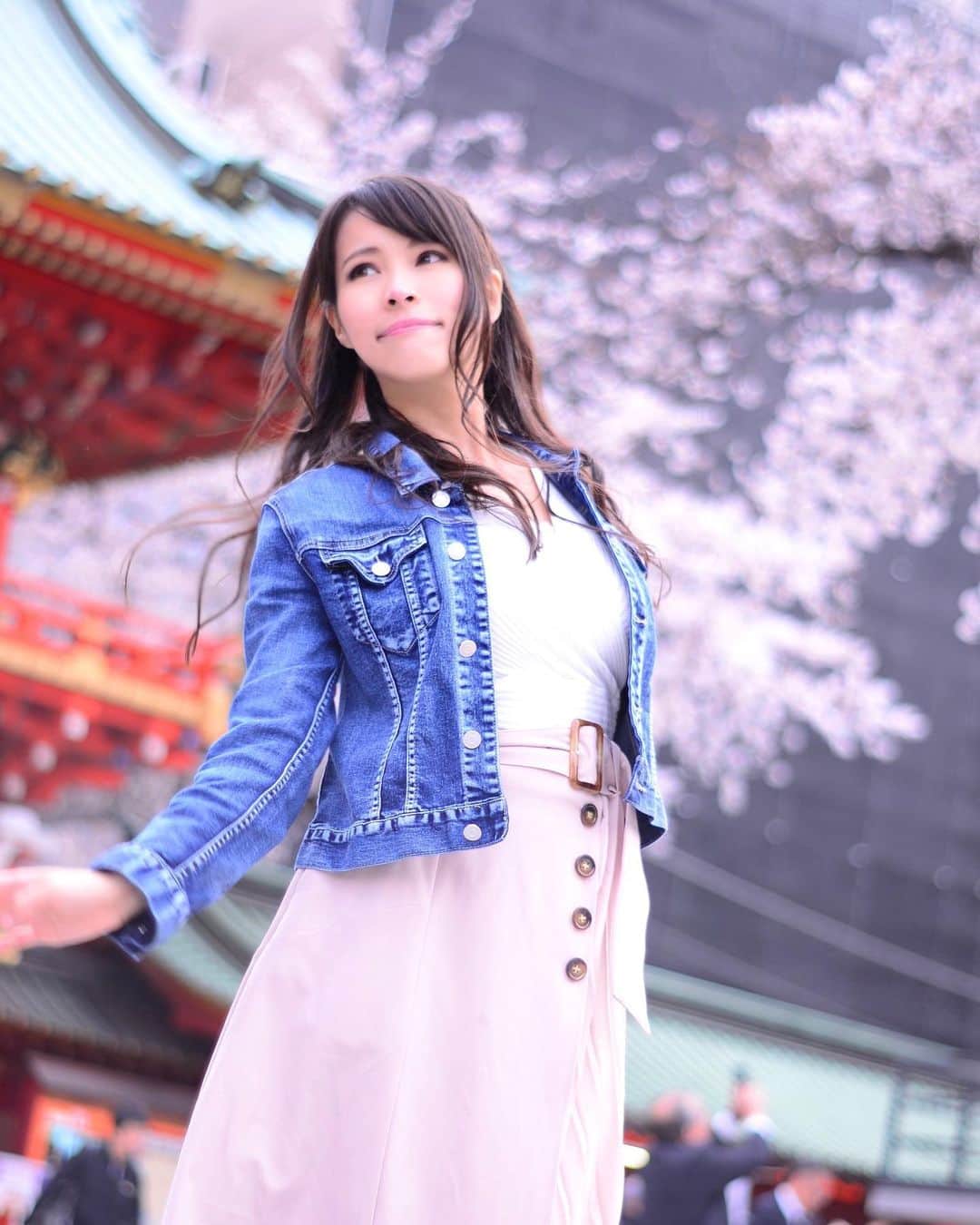 真木今日子のインスタグラム：「来年は桜見に行きたいな…🌸 #桜 #私服 #ポートレート #cherryblossom」