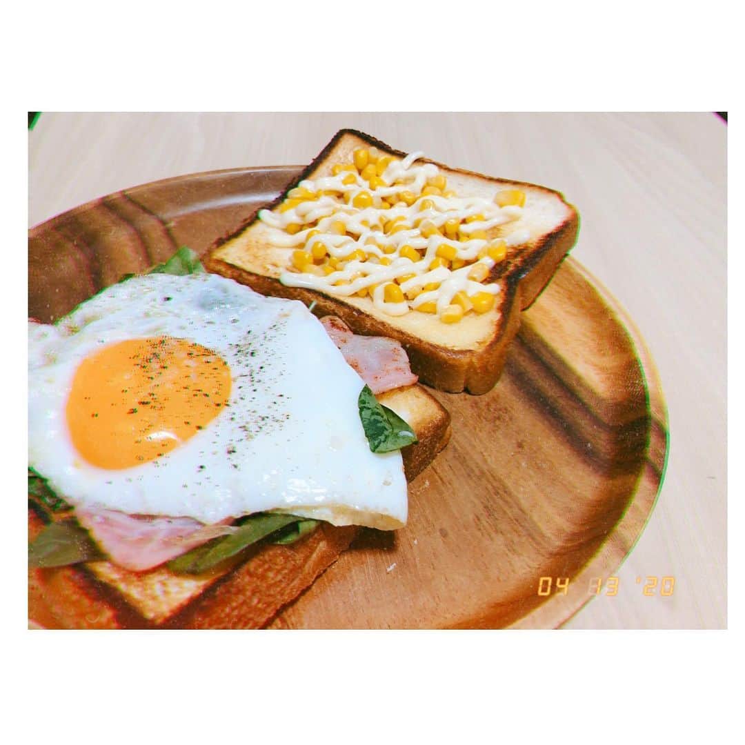 MAIKO さんのインスタグラム写真 - (MAIKO Instagram)「食べ辛さよっ🥺🍞 ・ ・ あ、おはよ🌞 ・ ・ ・ #朝ごはん作ってみた #コーン何粒落としたかな…🌽 #卵の黄身割ったところから悪夢の始まり🍳 #ただ味は美味しい⭕️ #食パン #6枚切り分厚くてお腹パンパン　 #パンだけに🙄 #8枚切り食パン にしよ🍞」4月13日 9時43分 - maiko_oops