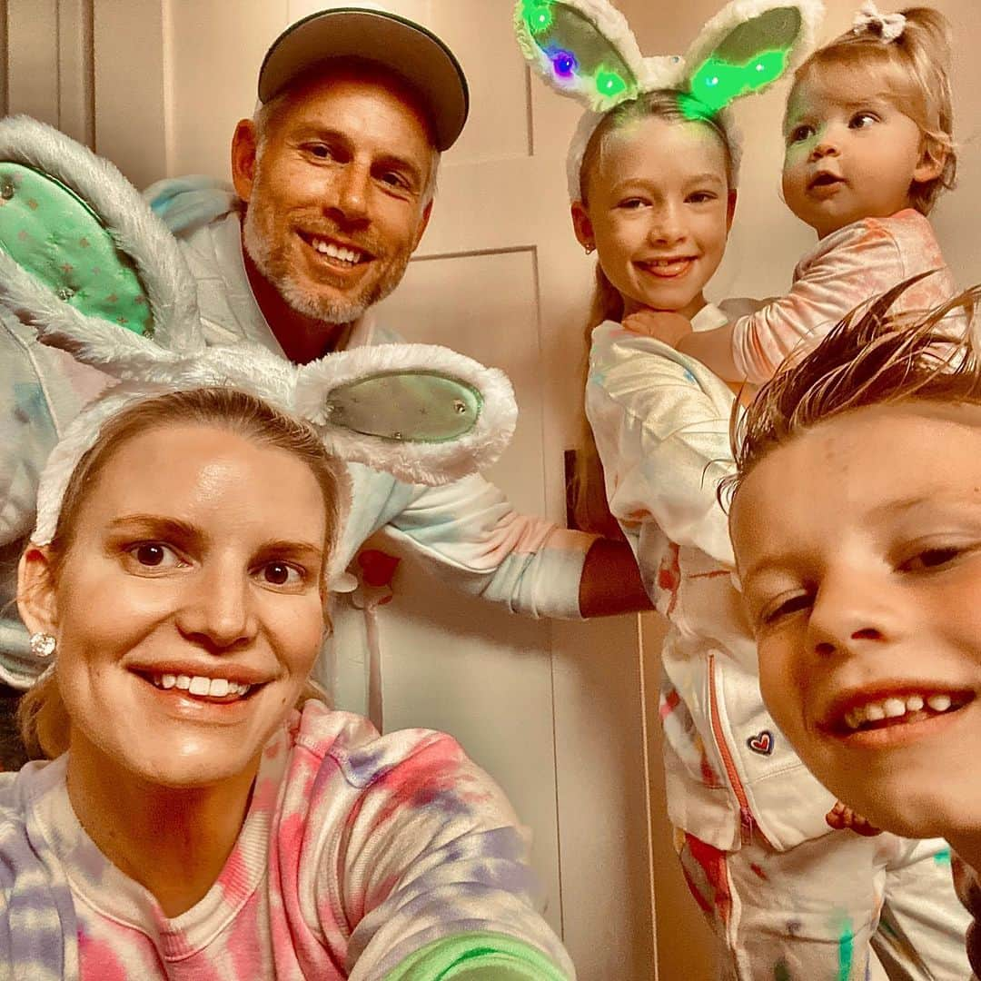 ジェシカ・シンプソンさんのインスタグラム写真 - (ジェシカ・シンプソンInstagram)「It was a different kind of Easter at the Johnson house, but we had the best time celebrating as a family. The kiddos were very happy the bunny wore his mask and gloves. 🐰🐣🐇🐤🥕」4月13日 9時52分 - jessicasimpson