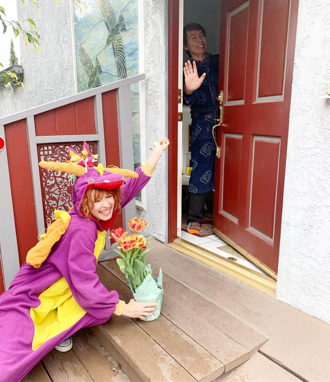 ボニー・モーガンさんのインスタグラム写真 - (ボニー・モーガンInstagram)「In the interest of social distancing and public safety, Bobby Love resists Purple Dragon’s Easter offering of pocket candy @bobbylove.fashion #adventuresofbendybonnie #happyeaster #purpledragon #bobbylove #socialdistancing #sixfeetapart #wwjd #shenanigans #responsibleadulting #pocketcandy #bendybonnie」4月13日 9時56分 - bendybonnie