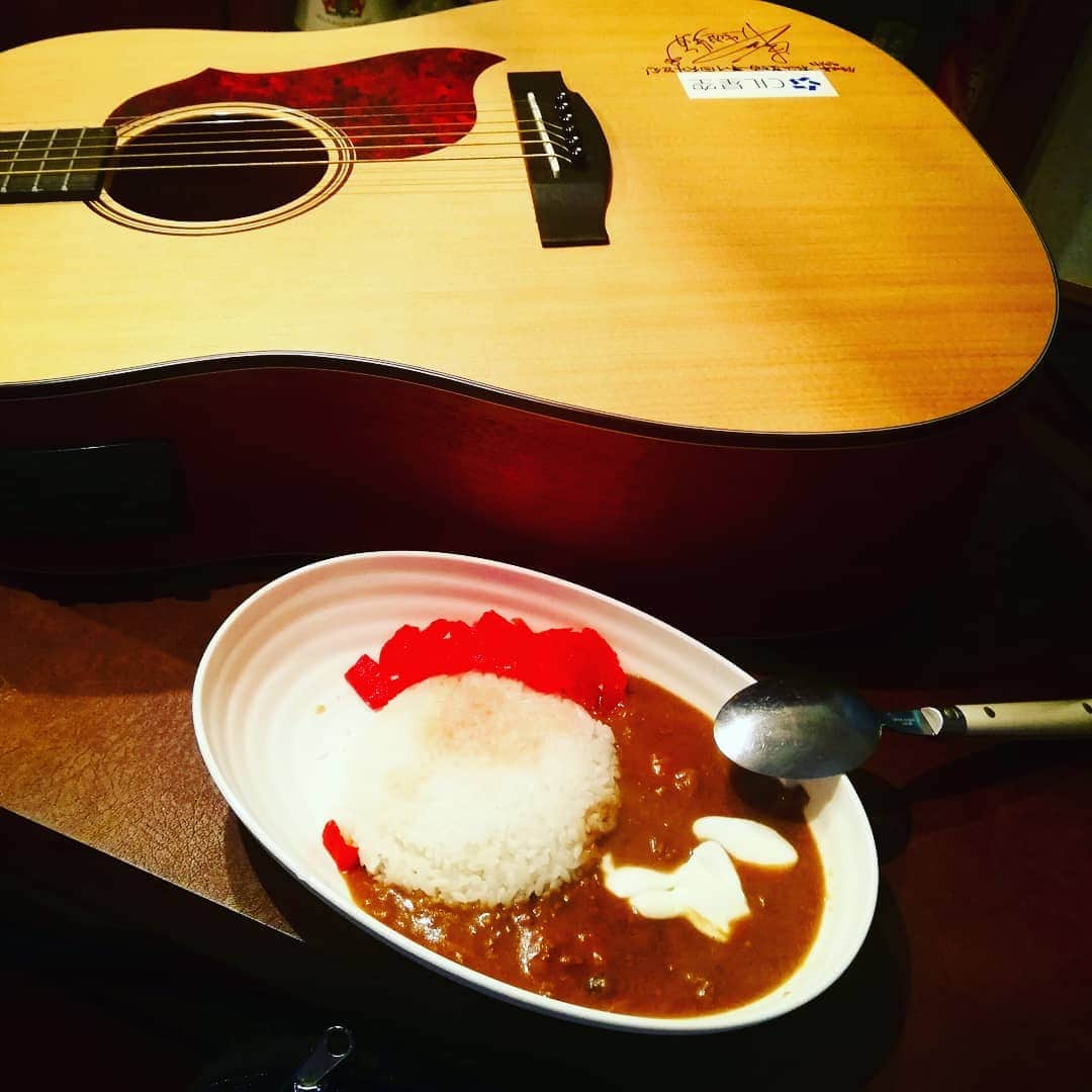 松本隆博のインスタグラム：「。 朝カレーー！ そろそろ飽きてきた、 トッピングももうない… だから!! ギターカレー (^ ^) 今日も一日家篭もり、 コロナ楽しむ、、。 ここで一句！  十二食… 華麗に過ごしあ… きるコロナ… ～人生遊歩道～  昨日のラジオ聴いてくれたかな？ (^-^)」