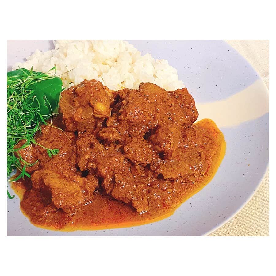 荒川れん子のインスタグラム：「Pork Vindaloo from @tbdhawaii is superb!!😋 Details on my blog, the link in my prof🔝 大好きなレストラン @tbdhawaii の通常メニューにはないカレーがテイクアウトメニューに。インド出身シェフがつくるアーユルヴェーダに基づいてミックスしたスパイスのポークビンダルー、めちゃくちゃ美味しい〜😍😋 . #詳しくはブログで . . #hawaii #luckywelivehawaii #hawaiilife #takeout #togo #foodie #foodporn #curry #lifeisajourney #instahawaii #supportlocal #quarantine #stayhome #ハワイ #ハワイ生活 #ハワイ暮らし #ハワイ好き #ハワイの美味しいもの #ハワイ情報 #テイクアウト #自宅待機 #外出禁止 #アーユルヴェーダ #カレー #カレー部 #おうち時間 #日々の暮らし #免疫力アップ #頑張れハワイ」