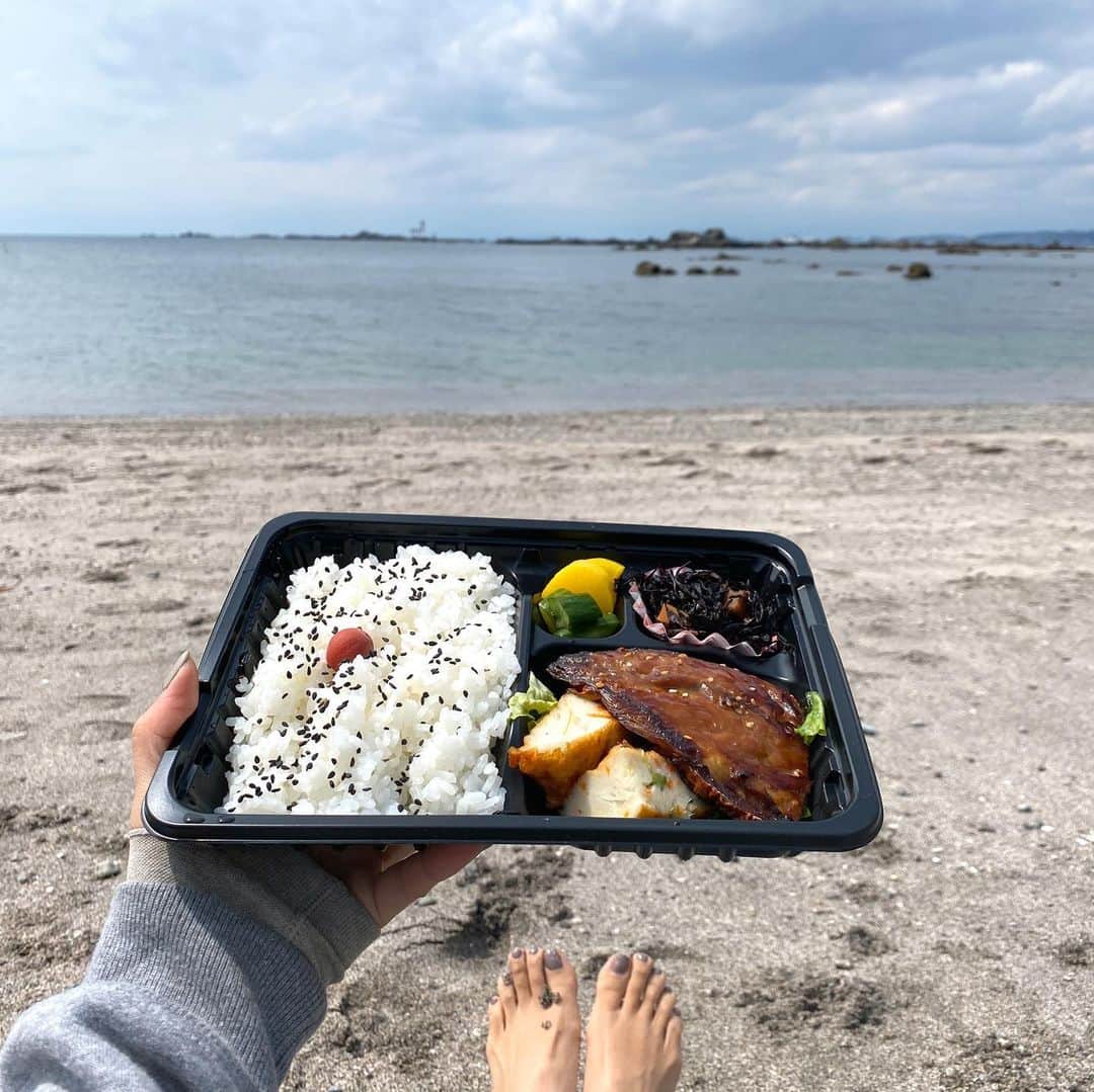 長谷川朋美さんのインスタグラム写真 - (長谷川朋美Instagram)「#自主自粛 生活を続けて17日が過ぎ、ずっと3食自炊をしていましたが、たまにはお弁当でも買いに行こうか？となり、昨日は近所のカフェまで犬の散歩がてら、 @minatonoakari にお弁当を買いに🍱 ・ こちら普段は#古民家 を お洒落に改築した宿泊施設です✨ ・ 帰りに誰もいないビーチでお弁当を食べて、 #アーシング して帰りましたよ🌈 ・ 最近よく書いているアーシングについては、 今日のBlogにあげています^_^ ・ 昨日の動画は#YouTube にアップしたので、 どちらも最新のものをご覧ください💕 ・ #earthing #ワンコ #わんこ生活 #葉山ライフ #hayama #hayamalife #葉山 #beachlife #海辺の暮らし #nature #cafe #takeout #takeaway #葉山観光大使 #シニア犬」4月13日 10時30分 - hasegawa.elena.tomomi
