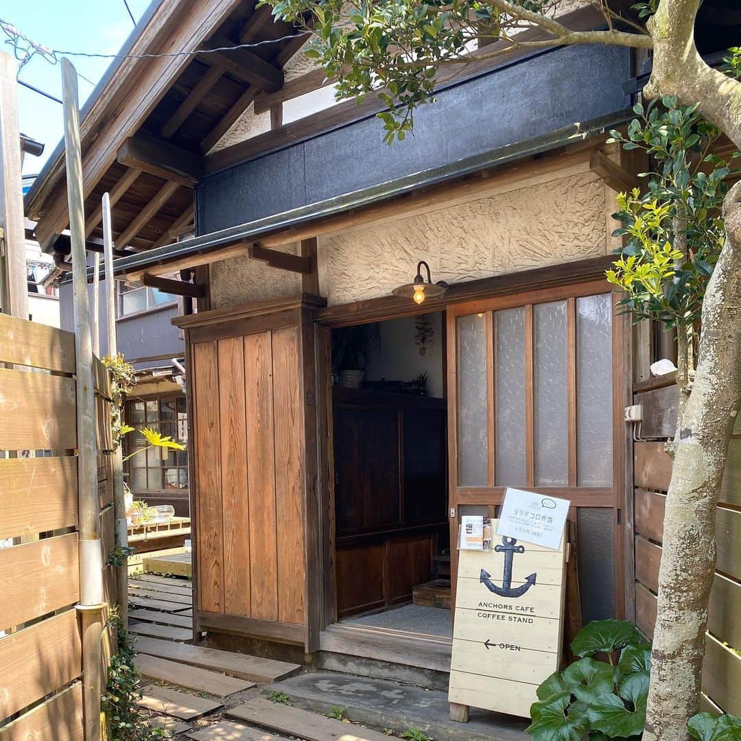長谷川朋美さんのインスタグラム写真 - (長谷川朋美Instagram)「#自主自粛 生活を続けて17日が過ぎ、ずっと3食自炊をしていましたが、たまにはお弁当でも買いに行こうか？となり、昨日は近所のカフェまで犬の散歩がてら、 @minatonoakari にお弁当を買いに🍱 ・ こちら普段は#古民家 を お洒落に改築した宿泊施設です✨ ・ 帰りに誰もいないビーチでお弁当を食べて、 #アーシング して帰りましたよ🌈 ・ 最近よく書いているアーシングについては、 今日のBlogにあげています^_^ ・ 昨日の動画は#YouTube にアップしたので、 どちらも最新のものをご覧ください💕 ・ #earthing #ワンコ #わんこ生活 #葉山ライフ #hayama #hayamalife #葉山 #beachlife #海辺の暮らし #nature #cafe #takeout #takeaway #葉山観光大使 #シニア犬」4月13日 10時30分 - hasegawa.elena.tomomi
