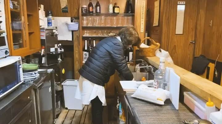 親指ぎゅー太郎のインスタグラム：「オカンの店【小よし】ができるまで！﻿ 元同期で現映像クリエイターの市原が﻿ 小よしの動画を作ってくれました！！﻿ こうやって昔の仲間が応援してくれるの嬉しい！！﻿ 泣けるなー！﻿ 動画も泣けるなー！笑﻿ 流石！！の一言！！﻿ 素材の動画を送るだけでめっちゃええ感じにしてくれました！！﻿ Instagramのibros0626検索してみて下さい(^^)﻿ #小よし﻿ #ibros0626﻿ #マジサンぎゅー﻿ #京橋﻿ #京橋グルメ﻿ #テイクアウトしてます﻿ #オカンの手作り弁当﻿ #手作りおかずセット﻿ #あとこんな火でやるやつもあります﻿ #無理してるな﻿ #背伸びしてる﻿ #でも喜んで欲しいから﻿ #コロナ収まった時に﻿ #喜んでもらいたい﻿ #準備してます。」