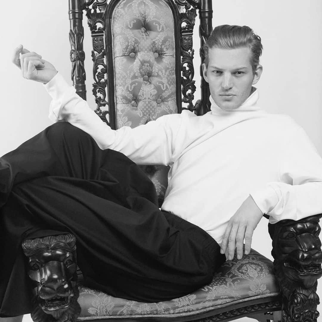 セバスティアン・ソーブのインスタグラム：「#stayhome 🛋 - 📸 @flo_nitsch 👔 @uy.studio 💇🏼 @lxninja」