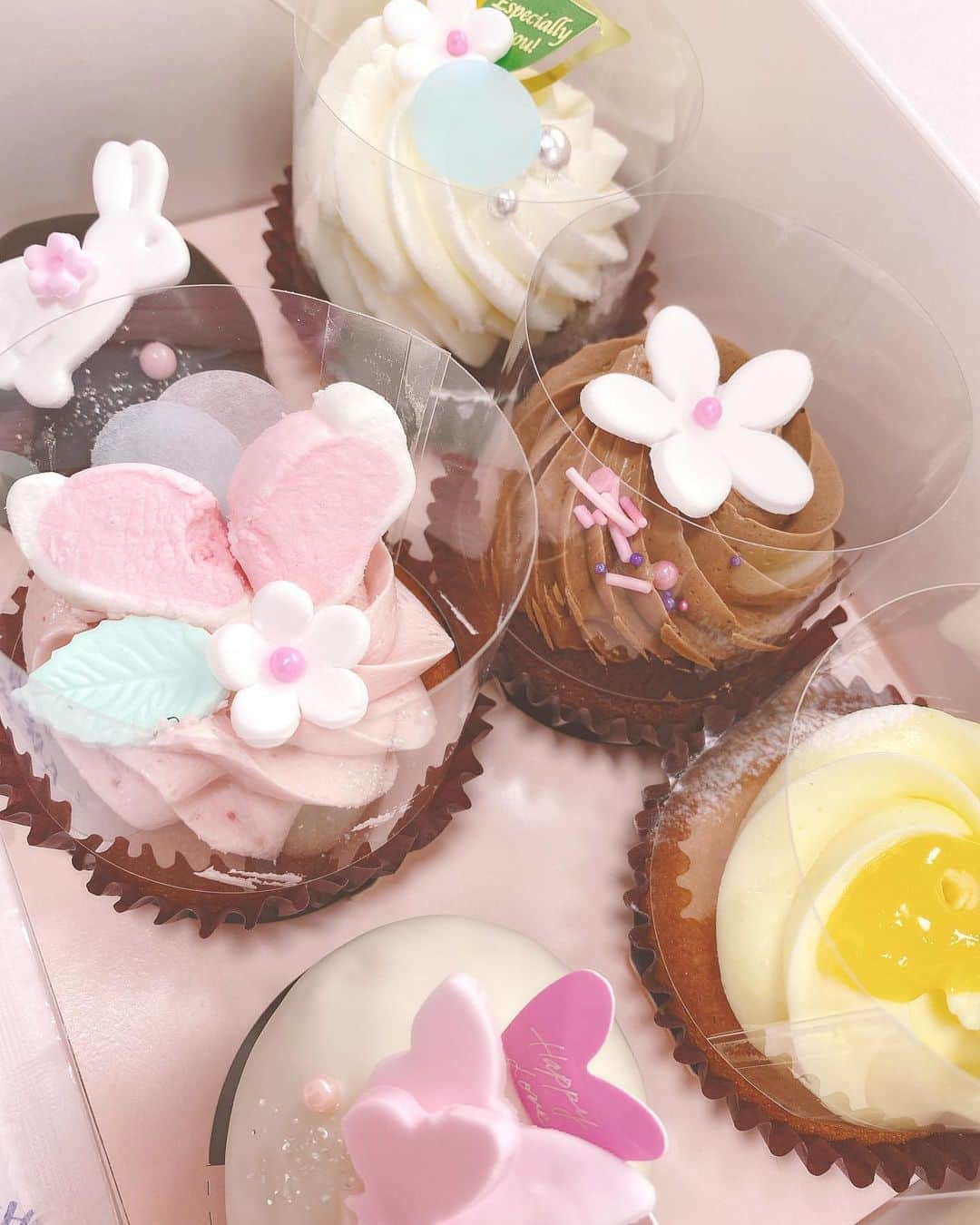 妃海風さんのインスタグラム写真 - (妃海風Instagram)「. . 昨日のお誕生日ケーキ🧁💖 . めちゃくちゃかわいい😍❤️ . 可愛いものいっぱいのバースデー 幸せでした🥳🌈🎀 . . こんなケーキつくれたら いいなあ . #カップケーキ #かわいい #ピンク」4月13日 21時43分 - fuhinami_official