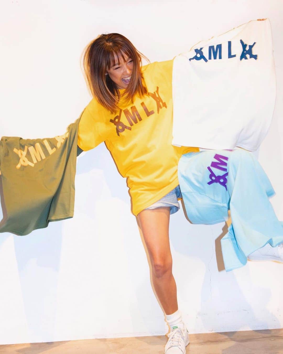 マイコ さんのインスタグラム写真 - (マイコ Instagram)「* ❌ML❌ Tシャツ発売スタート☺︎ 私が全身で 着て引っ掛けて キャッチしている全4色ですw ・ ・ ・ ・ 🏷ML logo t-shirt (khaki, yellow, white, sax) #ML#tshirt#全部一気に見せる#技」4月13日 20時20分 - maicorori