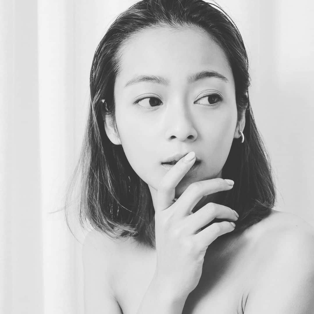脇田恵子のインスタグラム：「髪伸びましたね🥺 #お家時間 2020年4月満27歳の脇田恵子を撮影して記憶してみました🤤 これからどんな日々を経てどんな表情になっていくのかな私。  初めて切ったボブカットから少しずつケアカットを重ねて伸びていく自分の髪の毛は思った以上に癖が強くそんな知らなかった癖すらもやっと愛おしくなって参りました。 生え癖も思ったよりも強く逞しい。笑  そろそろナチュラリストの私としてはジェルネイルも卒業したいところです🥺。 でも楽チンで可愛いのもまだ名残惜しいです」