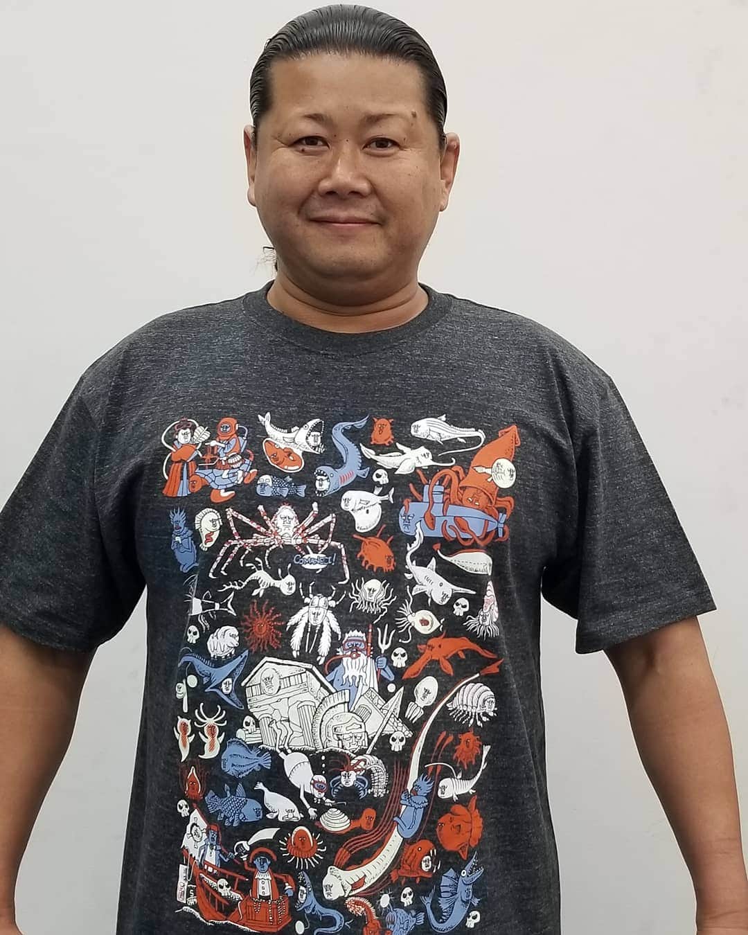 大鷲透のインスタグラム：「とおるを海底帝国へ連れてってTシャツに通販限定カラー[ヘザーブラック]登場！ こちら受注生産受付開始しました。 暗闇で光ります！ XXXLサイズもあります！ 送料無料&サイン入り生写真をプレゼント！ 皆様のご注文お待ちしています🙇  詳しくはアメブロ大鷲ブログをご覧ください https://ameblo.jp/owashitoru/entry-12589276306.html」