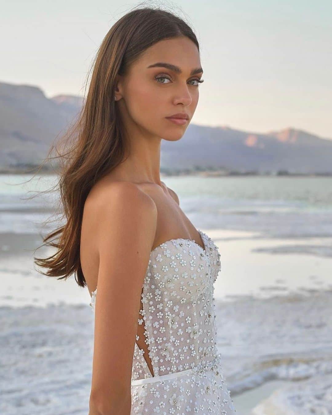 Zhenya Katavaのインスタグラム：「Самолеты меняешь в пути, а я только трамваи.」