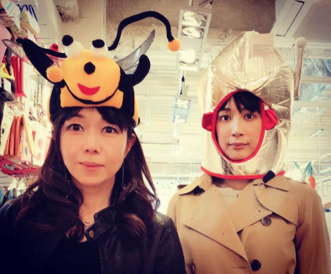 大月さゆのインスタグラム：「冷たい雨☔️ こんな日は。 いよいよとっておきの思い出写真掲載の時。  この大人気ない、、、 いや、大人の遊び心があふれちゃって止まらなかった瞬間の写真に元気をもらおう。  #しのぶ&さゆ #遊び心が加速した瞬間 #ほんの数ヶ月前が懐かしい #コロナが終わって #早く会いたいな」