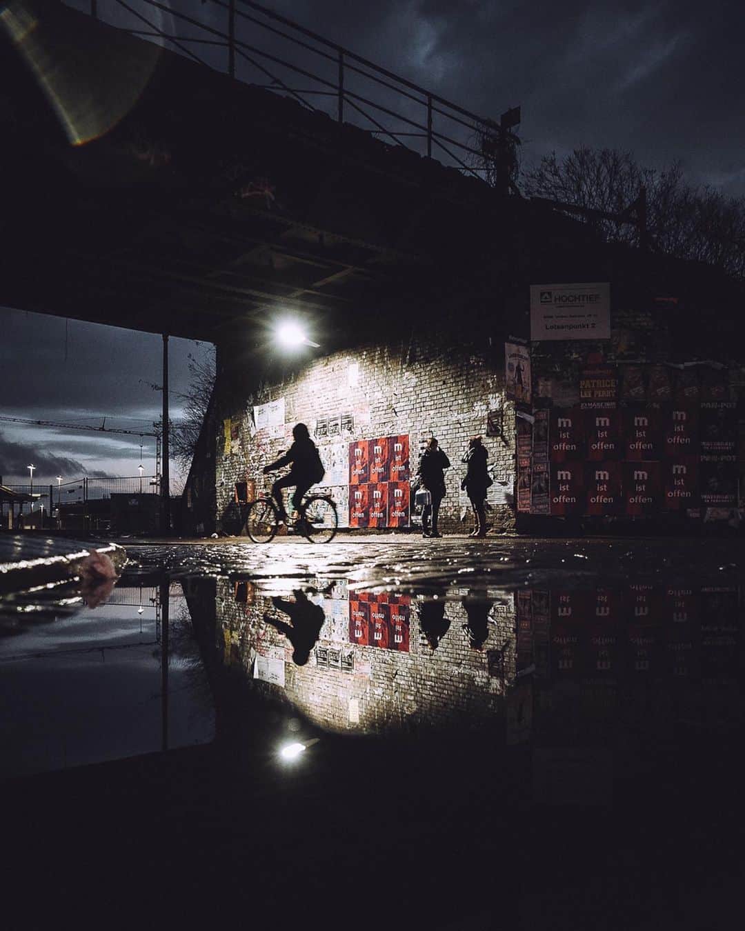 Thomas Kakarekoさんのインスタグラム写真 - (Thomas KakarekoInstagram)「the commute  Observing the daily journeys of commuters has always been a big source of inspiration for my work. For this series, I have picked some of my favorite images of people that I have caught between places of work in the early morning or late evening commute. I’d love to hear which one you liked the best, from 1 to 5.  #berlin」4月13日 20時18分 - thomas_k