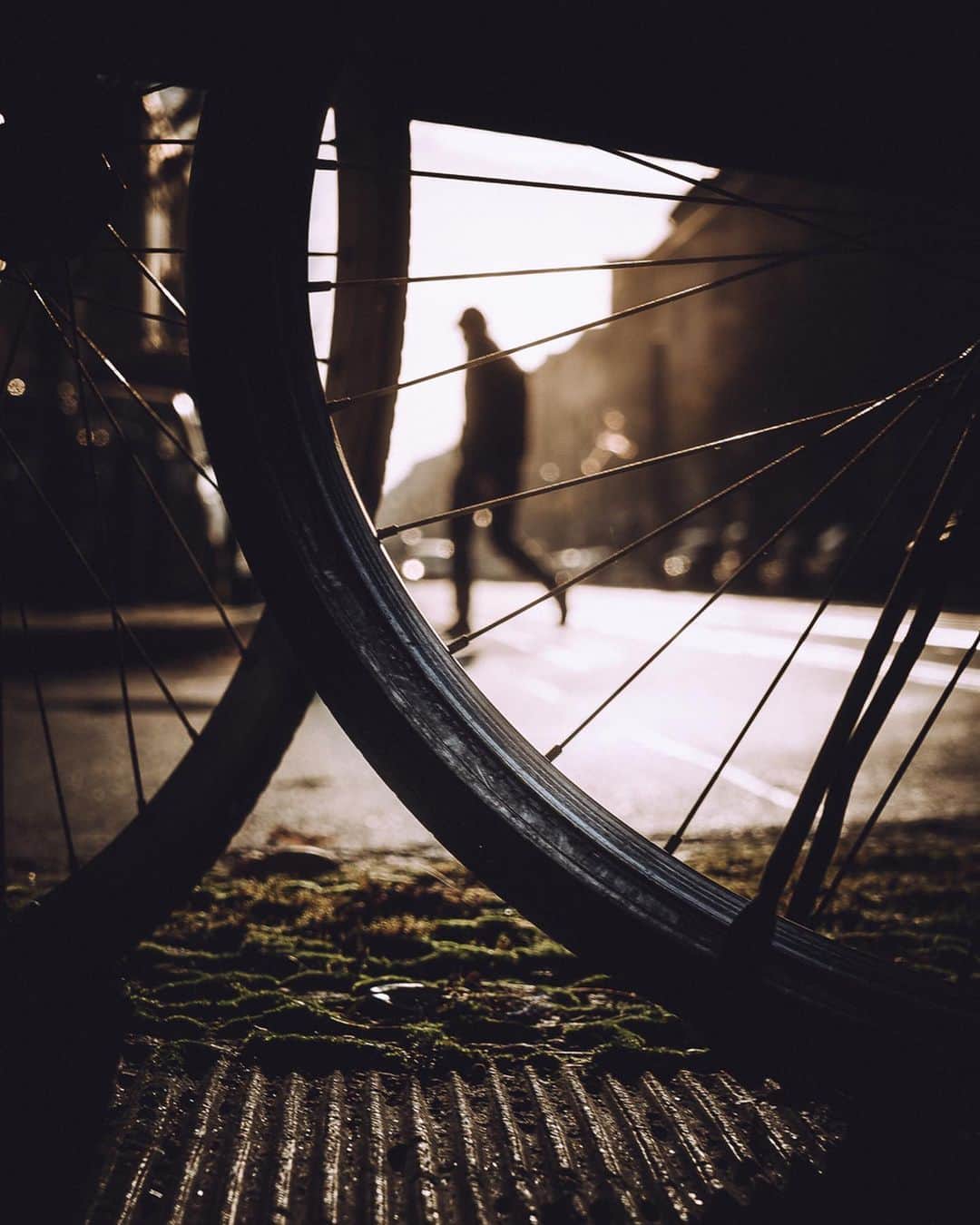 Thomas Kakarekoのインスタグラム：「the commute  Observing the daily journeys of commuters has always been a big source of inspiration for my work. For this series, I have picked some of my favorite images of people that I have caught between places of work in the early morning or late evening commute. I’d love to hear which one you liked the best, from 1 to 5.  #berlin」