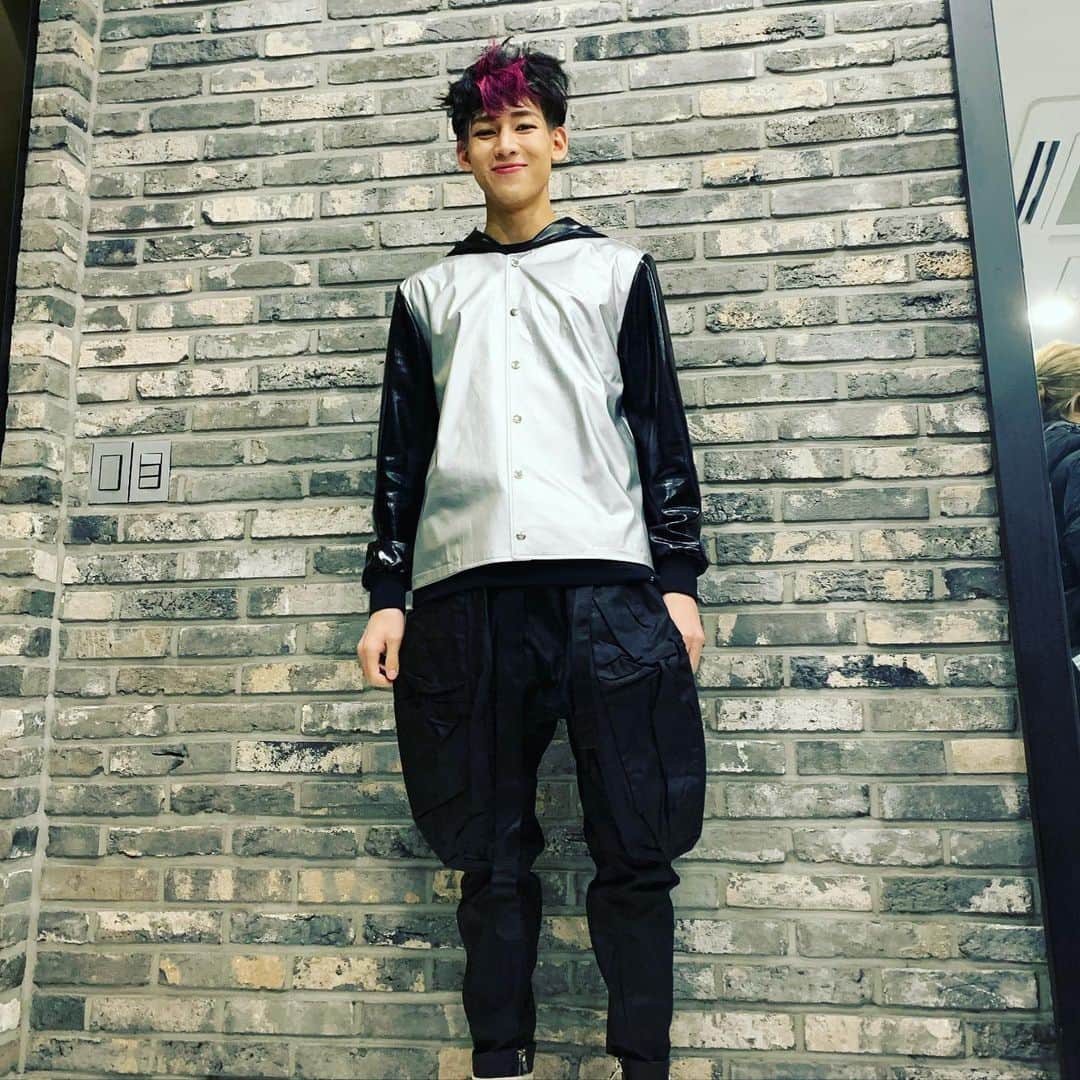 BamBam のインスタグラム：「Back to the old school 🤭」
