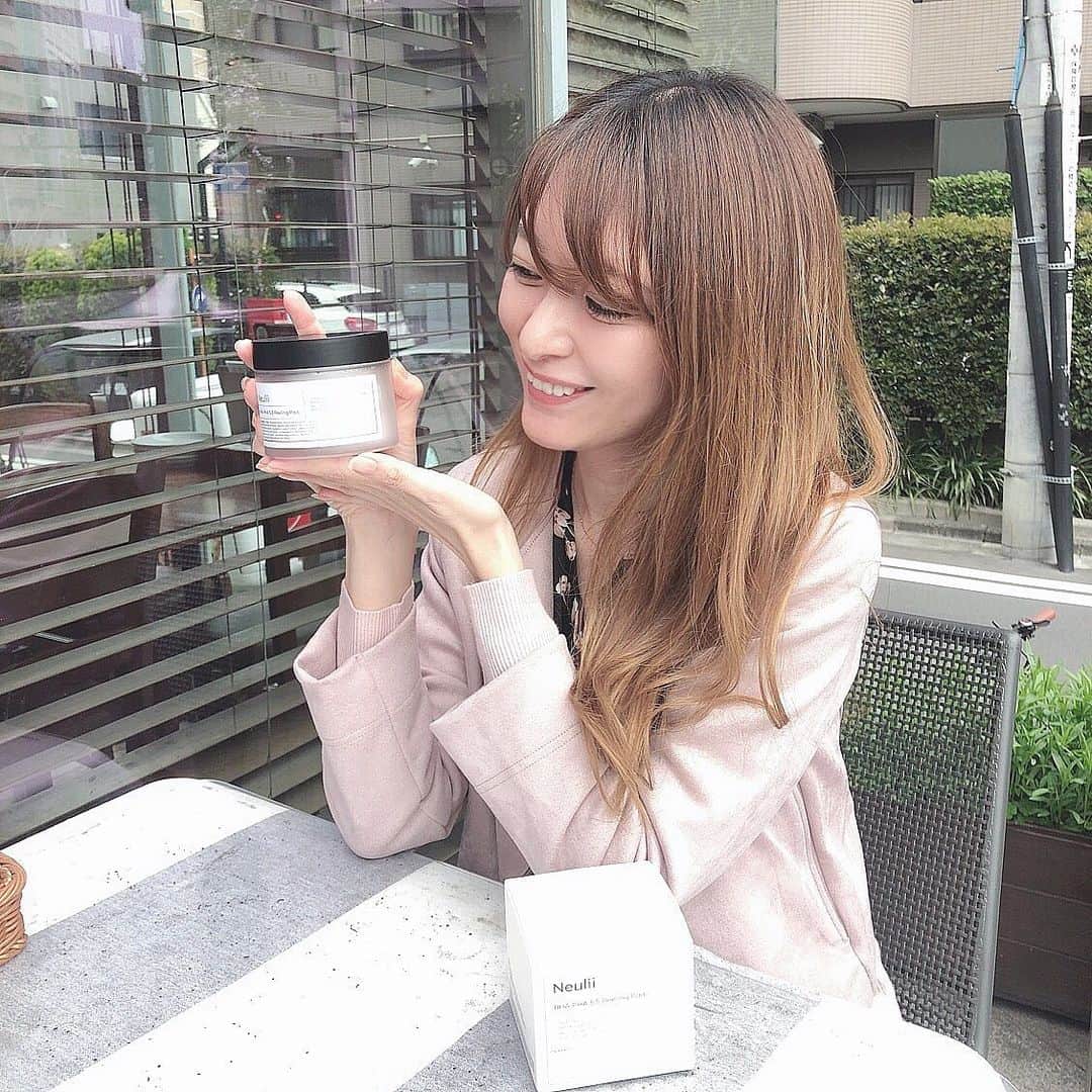 菊池かなこのインスタグラム：「. 韓国のコスメブランド Neuliiのピーリングパッド #パパパッド @neulii.official . ピーリングパッド韓国では定番みたいだけど、 初めて知って初めて使ってみました！ . 化粧水とコットンを一つに合わせた 角質ケアアイテム。 . 化粧ノリが悪かった時に このピーリングパッドで角質を拭き取ると、 ざらつきが取れてくすみも消えた✨ 週に2回くらいスキンケアに取り入れてみる👌 . . ୨୧┈┈┈┈┈┈┈┈┈┈┈┈┈┈┈┈┈୨୧ #pr#Neulii#ヌリ#バパパッド #BHAPHAピーリングパッド#韓国コスメ #ピーリングパッド#ピーリング#ピーリング効果」