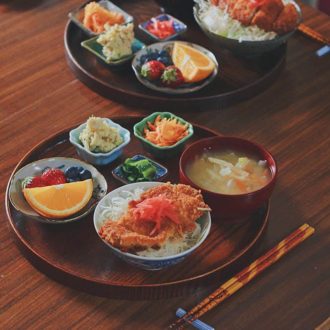 Kaori from Japanese Kitchenさんのインスタグラム写真 - (Kaori from Japanese KitchenInstagram)「ソースカツどーんで男飯。中はチーズ入り。野菜も忘れずに。 ・ こんばんは。 昨日の朝昼ごはん。 パルシステムで買ったチーズ入りチキンカツで ソースカツ丼にしました。 夫に喜んでもらえてよかったです。 揚げ物の時は胃もたれ防止に野菜多めで。 新じゃがのポテサラは りなちゃん @rina_kitchen アイデアで ヨーグルトを入れました。 粒マスタードも追加。うん、美味。 てなわけで今日の薬膳走り書きはじゃがいも。 雨で一日中ひきこもってた結果 本日は絶望的な歩数…67歩。 #コロナ太り 防止のため #あすけん でカロリー計算再開しました。 さ、いまから宅トレします。 ごちそうさまでした。 ・ ・ ・ 【おしながき】 ソースチキンカツ丼 大根と新にんじんのお味噌汁 新にんじんと甘夏のラペ 新じゃがいもとツナのポテサラ 小松菜の浅漬け オレンジ、いちご、ブルーベリー ・ ・ Hi from Tokyo! Weekend brunch: Rice bowl w/ chicken Katsu in cheese on top, miso soup, pickled spinach,  potato and tuna salad, carrot and orange salad, strawberry, orange and blueberry as a dessert. ・ ・ 2020.04.13 Mon ・ ・ ・ #japanesemeal #washoku #breakfast #朝ごはん #おうちごはん #早餐 #아침밥 #薬膳 #うつわ #自炊 #寺村光輔 #stayhome #松浦コータロー #ソースカツ丼」4月13日 20時22分 - coco_kontasu